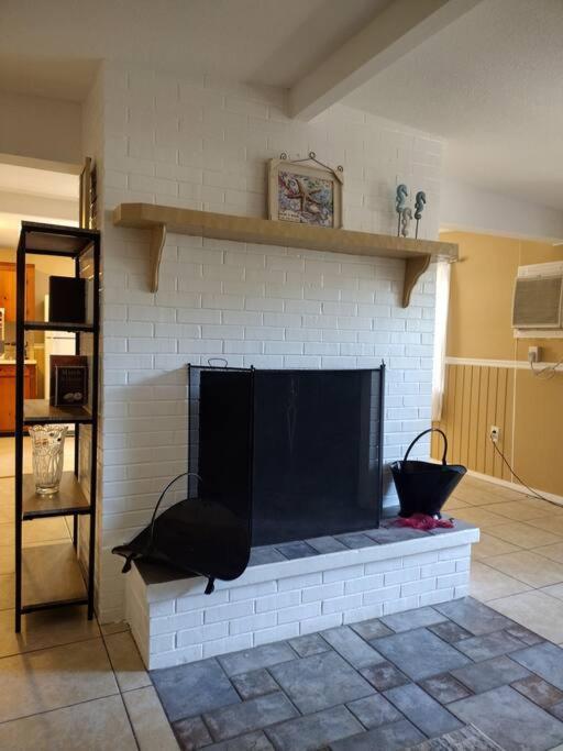 Cozy Vintage Waterfront Home With Fireplace And Kayaks Спринг Хил Екстериор снимка