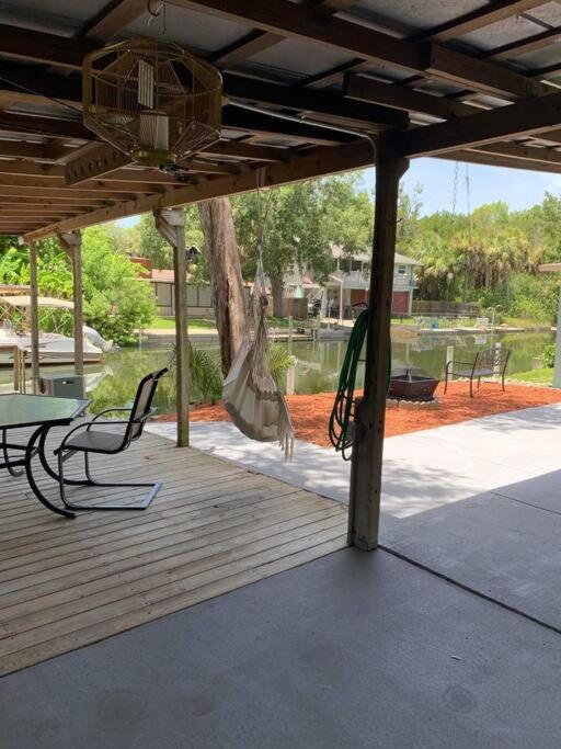 Cozy Vintage Waterfront Home With Fireplace And Kayaks Спринг Хил Екстериор снимка